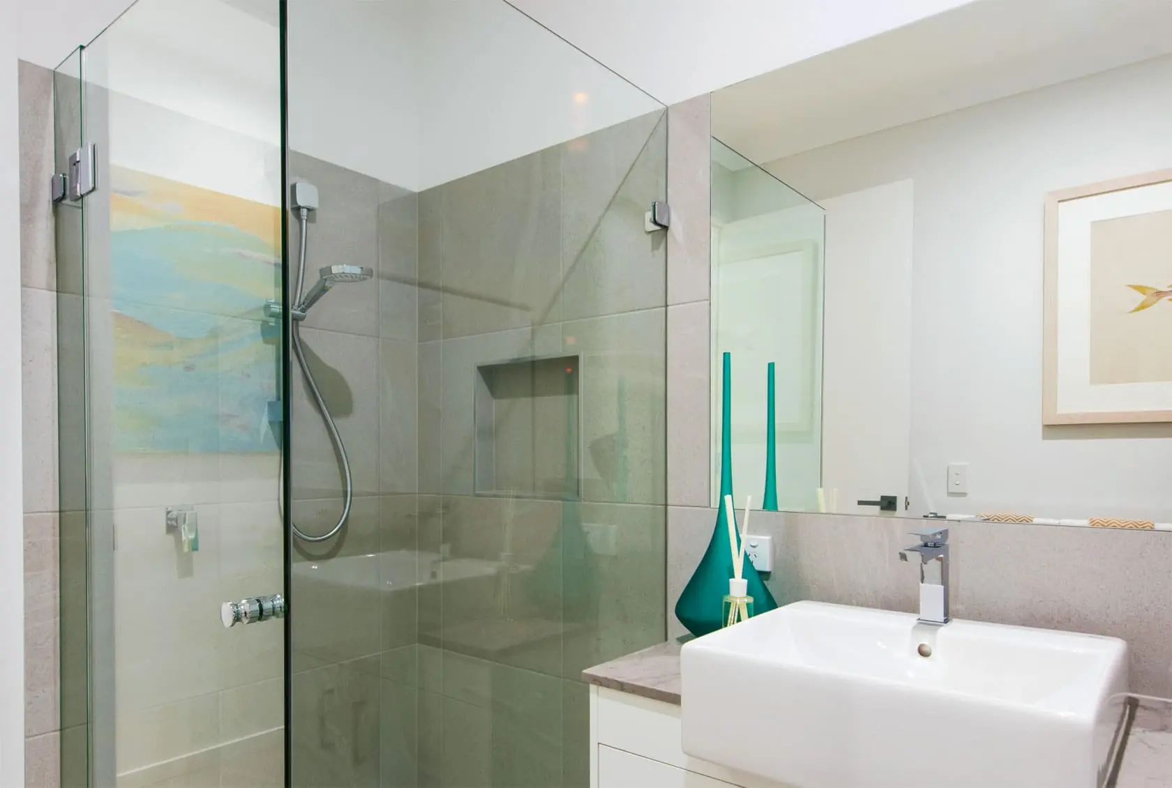 Frameless Shower screen with discreet handle